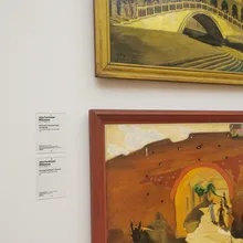Due dipinti di Willumsen con scene veneziane e siciliane su parete bianca