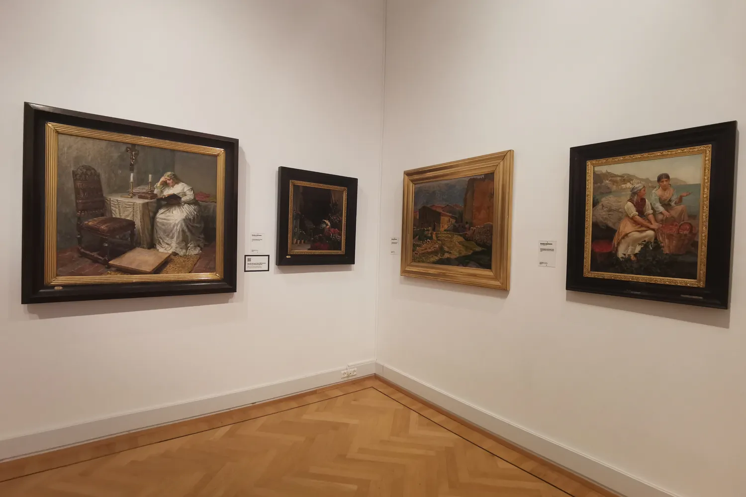 Angolo di sala con quattro dipinti a olio incorniciati e parquet allo Statens Museum for Kunst