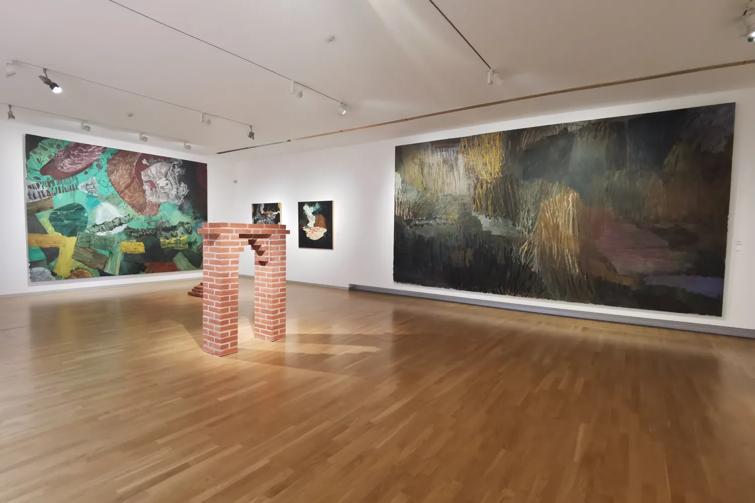 Sala di arte contemporanea allo Statens Museum for Kunst con grandi dipinti astratti e scultura in mattoni