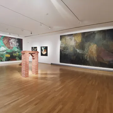 Sala di arte contemporanea allo Statens Museum for Kunst con grandi dipinti astratti e scultura in mattoni