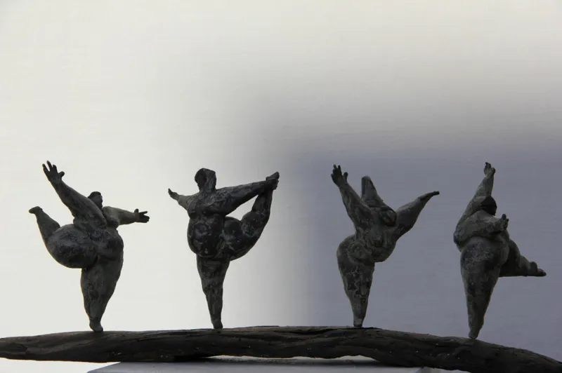 Sculture di danzatrici di Henrik Fischer su quercia annerita