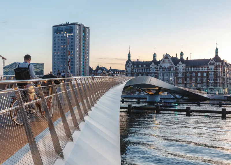 Lille Langebro, ponte ciclopedonale curvo sul porto di Copenaghen al tramonto