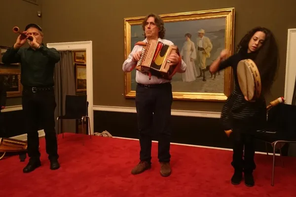 Il trio di Ambrogio Sparagna suona musica popolare alla collezione Hirschsprung