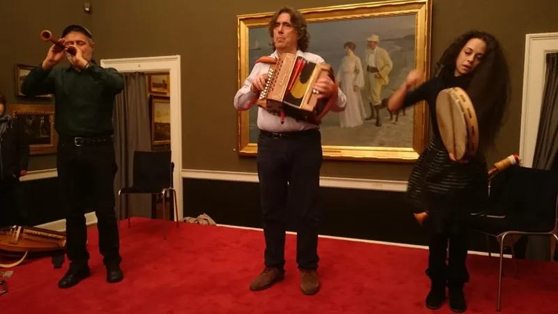 Il trio di Ambrogio Sparagna suona musica popolare alla collezione Hirschsprung