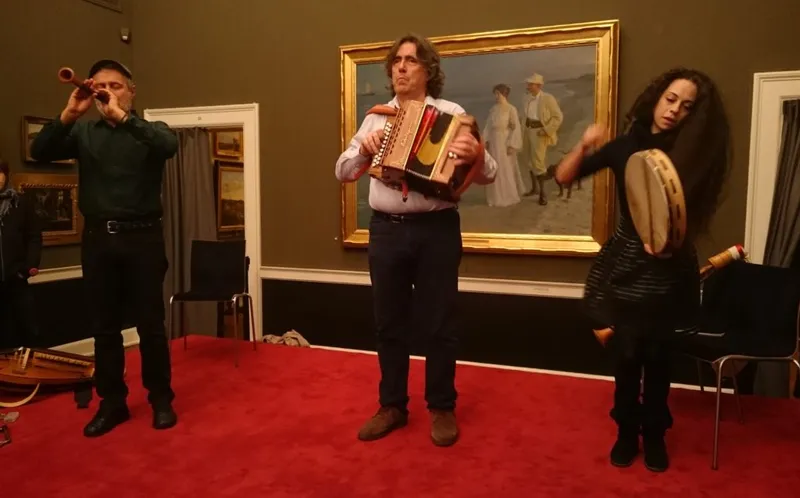 Il trio di Ambrogio Sparagna suona musica popolare alla collezione Hirschsprung