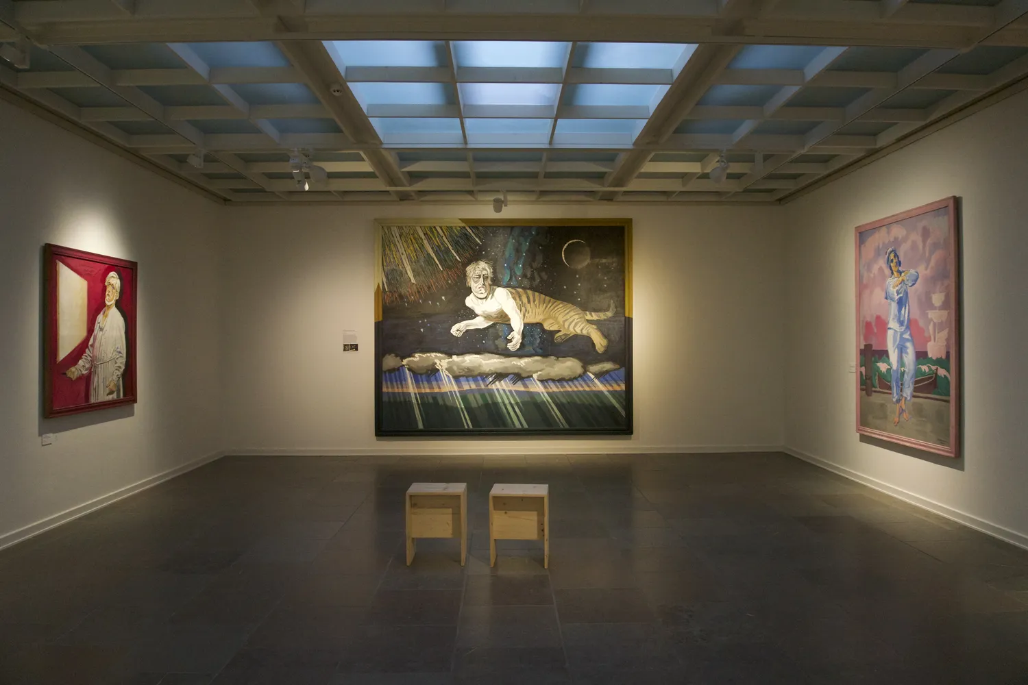 Galleria del Willumsens Museum con grande dipinto di tigre e due sgabelli
