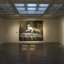 Galleria del Willumsens Museum con grande dipinto di tigre e due sgabelli