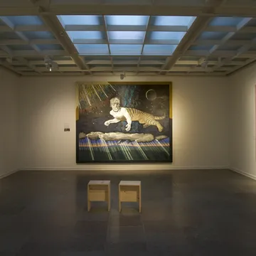 Galleria del Willumsens Museum con grande dipinto di tigre e due sgabelli