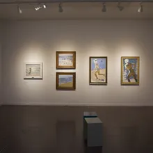 Parete del Willumsens Museum con dipinti di figure su spiaggia illuminata