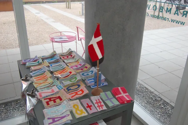 Lettere colorate in tessuto e bandiera danese di Linedyr da Rambow