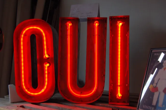 Insegna al neon rossa OUI, lettere d'insegna recuperate da Leben