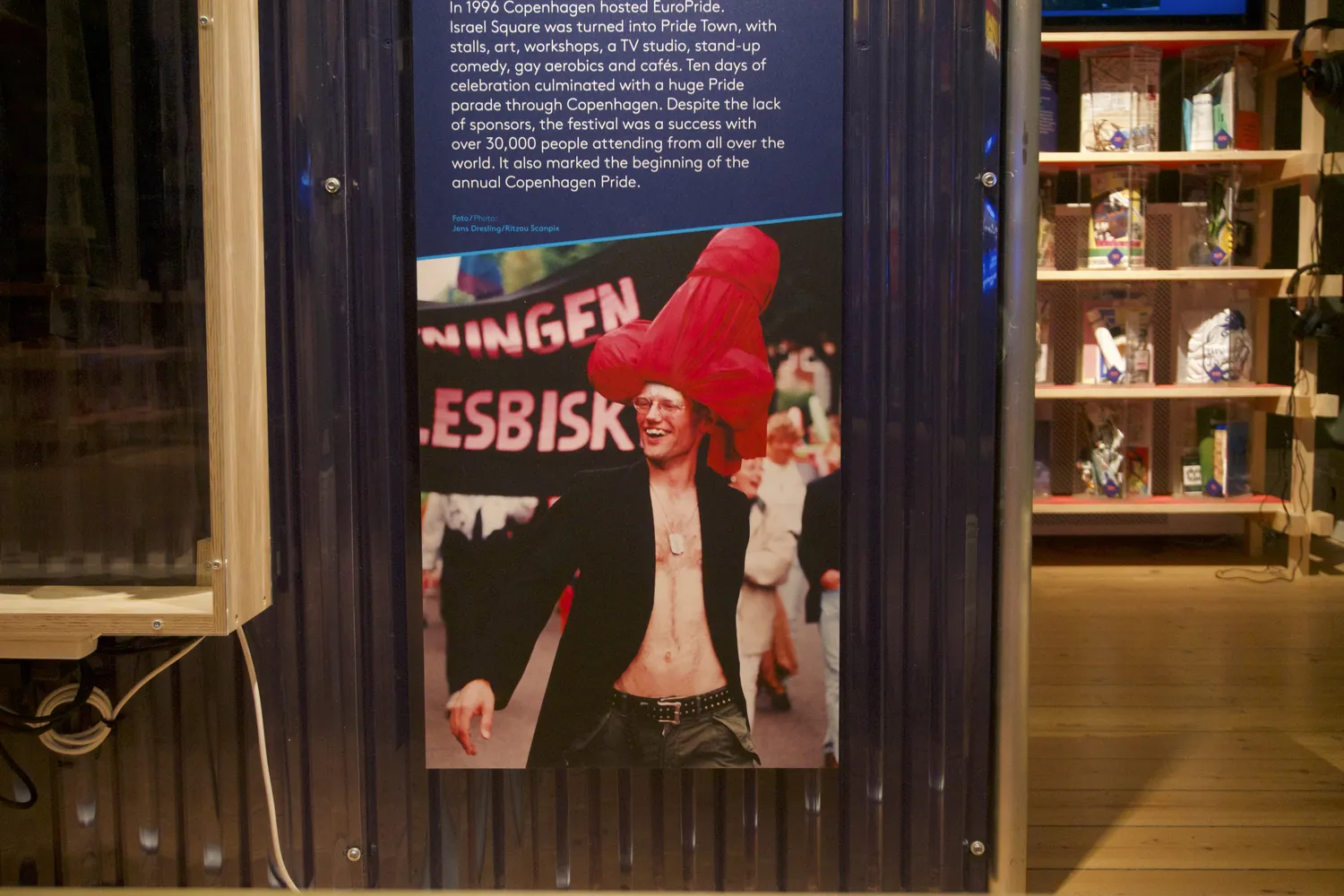 Pannello espositivo sull'EuroPride con foto di persona dai capelli rossi