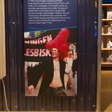 Pannello espositivo sull'EuroPride con foto di persona dai capelli rossi