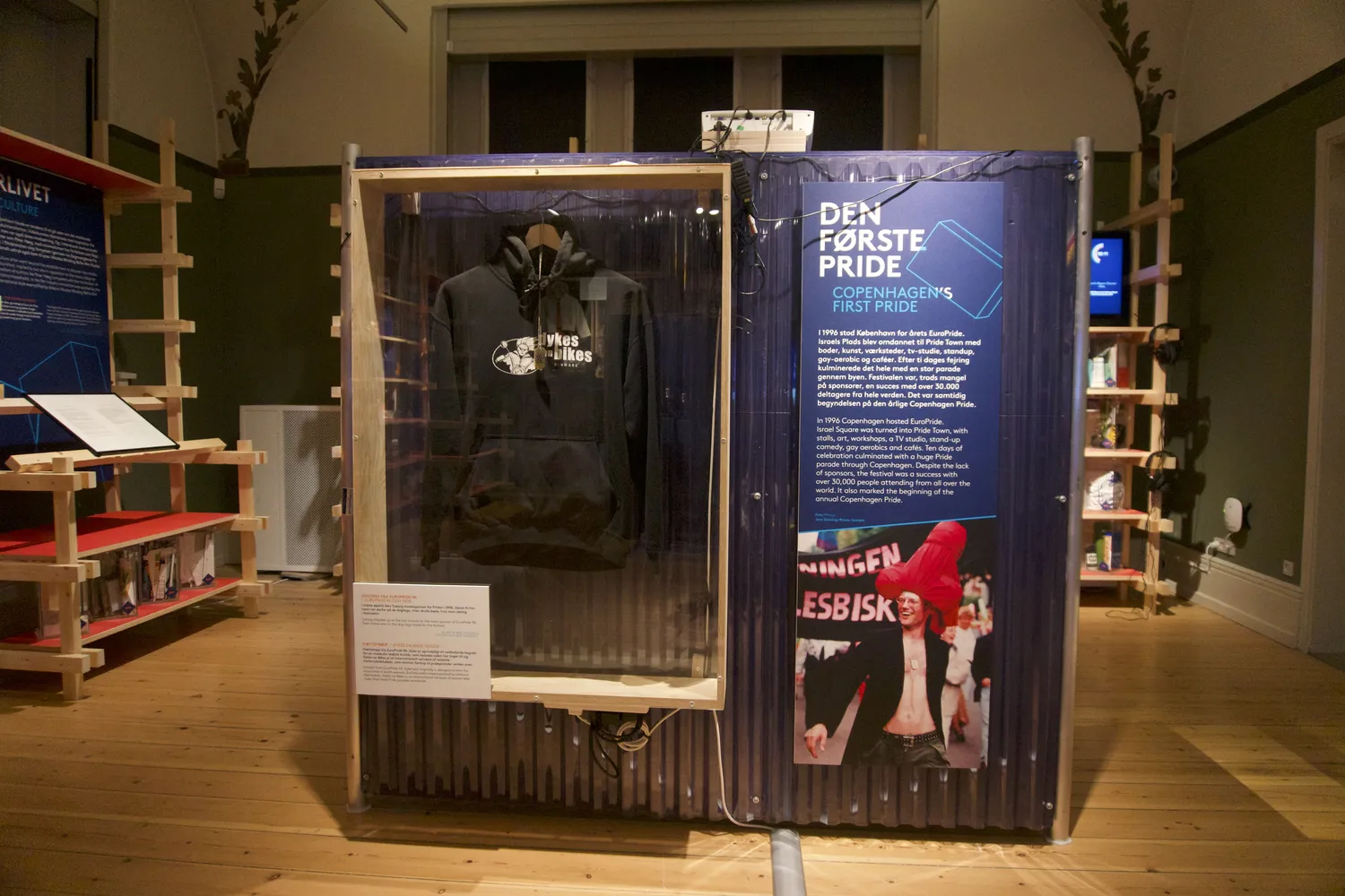 Teca museale con felpa e pannello sulla prima parata Pride di Copenaghen