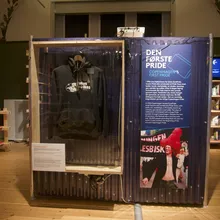 Teca museale con felpa e pannello sulla prima parata Pride di Copenaghen