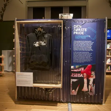 Teca museale con felpa e pannello sulla prima parata Pride di Copenaghen