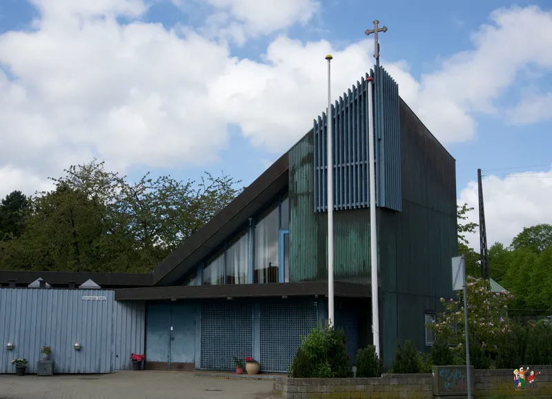 Chiesa piramidale dell'architetto Holger Jensen con croce sul tetto verde-azzurro