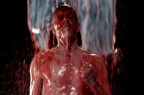 Bill Viola, Inverted Birth, 2014: uomo a torso nudo sotto un flusso di liquido