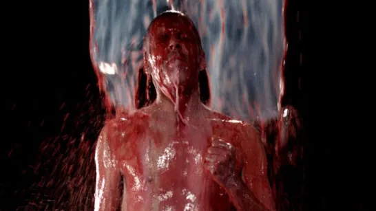 Bill Viola, Inverted Birth, 2014: uomo a torso nudo sotto un flusso di liquido