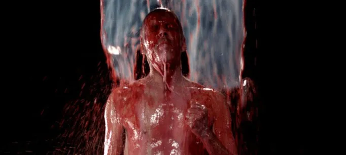 Bill Viola, Inverted Birth, 2014: uomo a torso nudo sotto un flusso di liquido