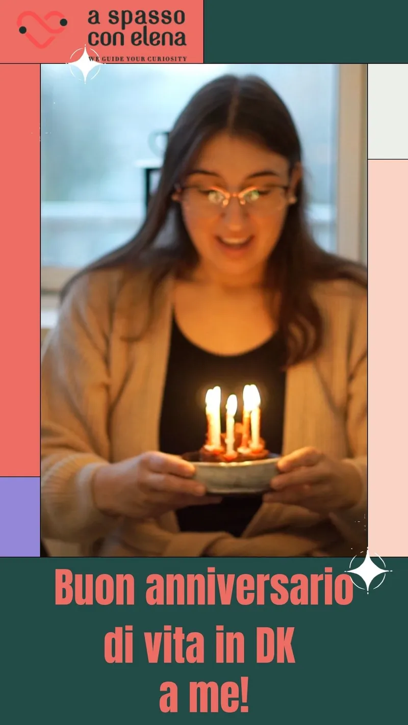 Ragazza sorridente con una torta e candeline per il suo anniversario di vita in Danimarca