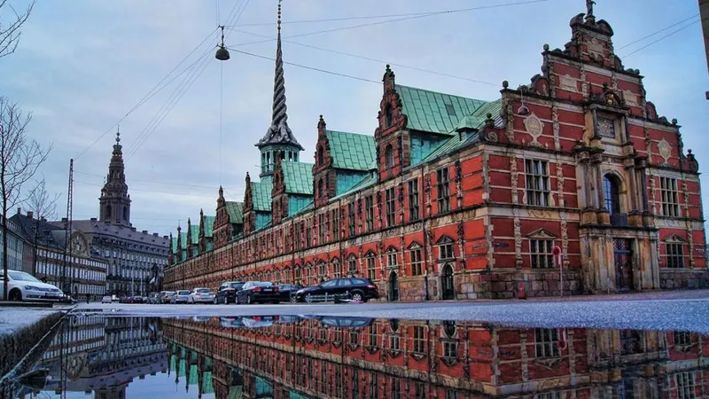 La Borsa di Copenaghen in mattoni rossi con guglia di draghi intrecciati