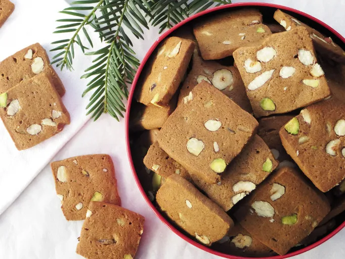 Biscotti natalizi danesi speziati con mandorle e pistacchi in una scatola rossa