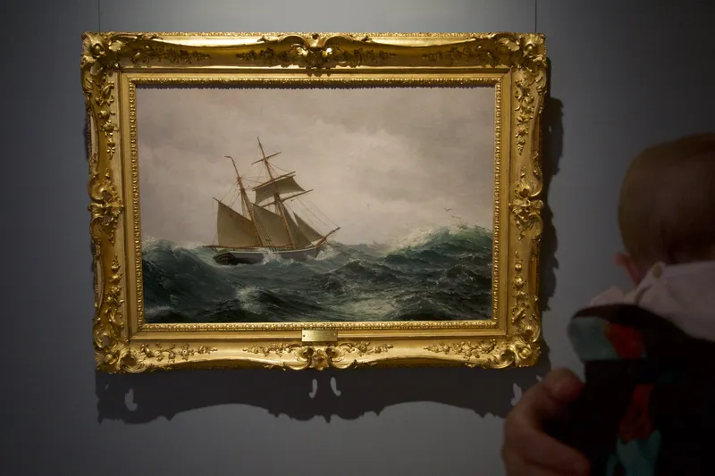 Dipinto incorniciato di un veliero in tempesta al museo marittimo di Marstal
