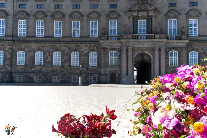 Fiori variopinti davanti alla facciata del castello di Christiansborg