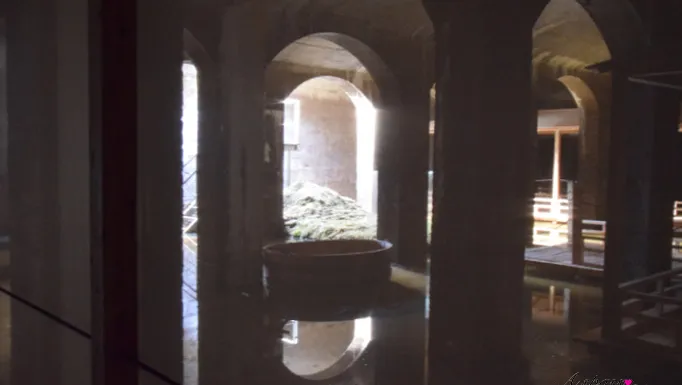 Vasca con erba sotto archi nelle Cisterne, installazione di Hiroshi Sambuichi