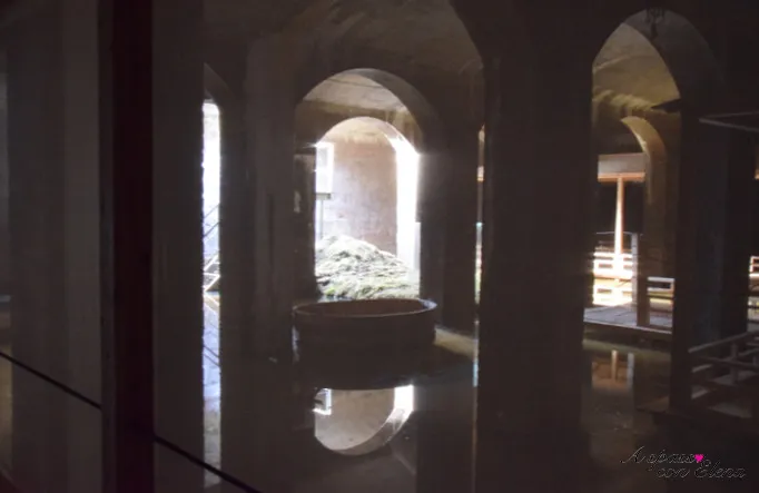 Vasca con erba sotto archi nelle Cisterne, installazione di Hiroshi Sambuichi