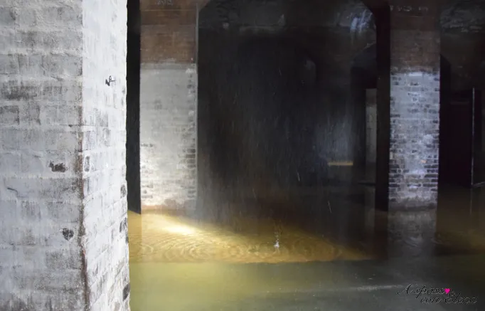 Acqua che cade tra pilastri in mattoni nelle Cisterne, installazione di Hiroshi Sambuichi