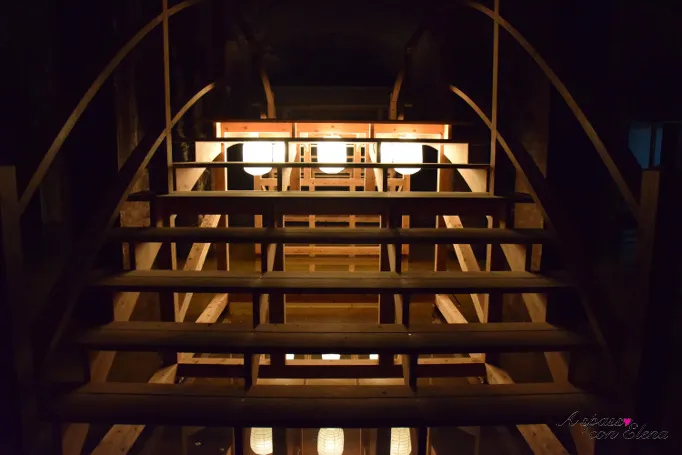 Installazione di Hiroshi Sambuichi con lanterne riflesse nell'acqua delle Cisterne sotterranee