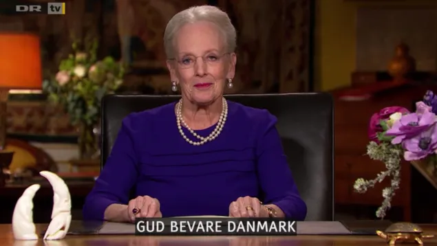 La regina Margrethe II in abito viola con perle, scritta Gud Bevare Danmark