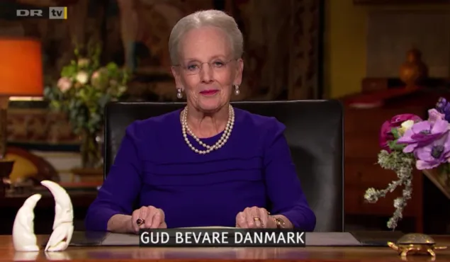La regina Margrethe II in abito viola con perle, scritta Gud Bevare Danmark