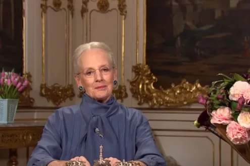 La regina Margrethe II in abito blu durante il discorso di fine anno