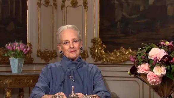 La regina Margrethe II in abito blu durante il discorso di fine anno