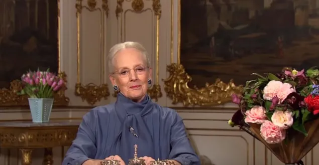 La regina Margrethe II in abito blu durante il discorso di fine anno