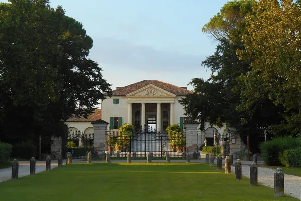 Villa Emo a Fanzolo, villa palladiana con timpano vista da un viale erboso