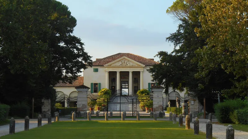 Villa Emo a Fanzolo, villa palladiana con timpano vista da un viale erboso