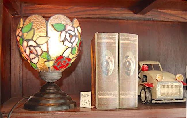 Lampada art nouveau con rose nel negozio Housewarming Lamper a Frederiksberg