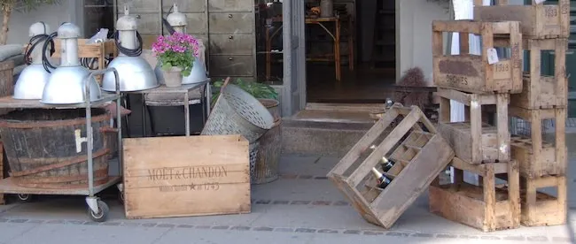Casse di legno e lampade industriali davanti al negozio Femme Copenhagen