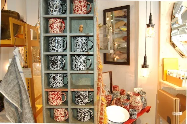 Tazze della collezione Burgundy in porcellana marmorizzata da Dora