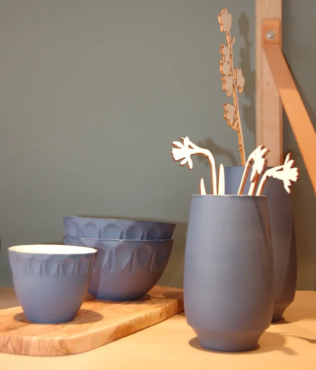 Fiori di carta di Pia Lund in vasi in ceramica Nordic Fox