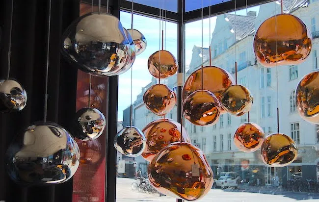 Lampade in rame e cromo nella vetrina del negozio Tom Dixon