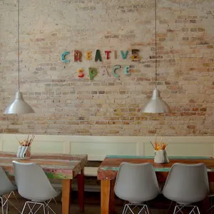 Tavoli e sedie davanti al muro di mattoni di Creative Space, Gammel Kongevej 154