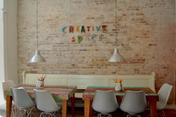 Tavoli e sedie davanti al muro di mattoni di Creative Space, Gammel Kongevej 154