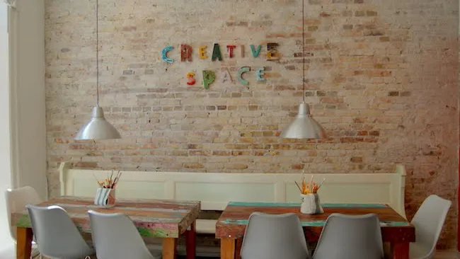 Tavoli e sedie davanti al muro di mattoni di Creative Space, Gammel Kongevej 154