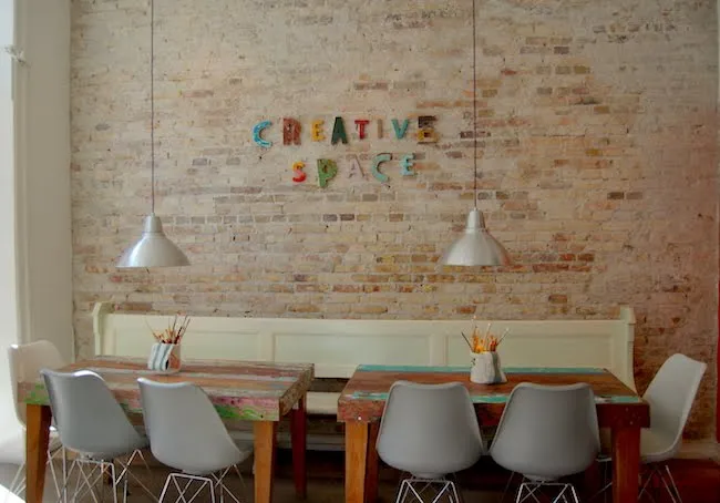 Tavoli e sedie davanti al muro di mattoni di Creative Space, Gammel Kongevej 154
