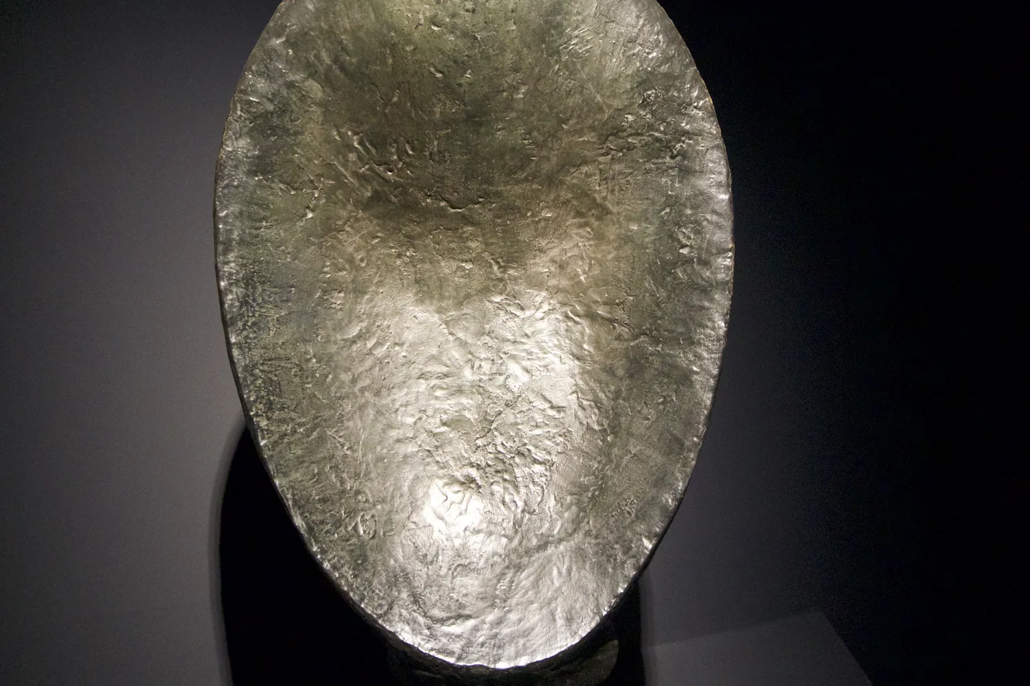 Alta scultura argentea a forma di figura su piedistallo al Louisiana Museum of Modern Art